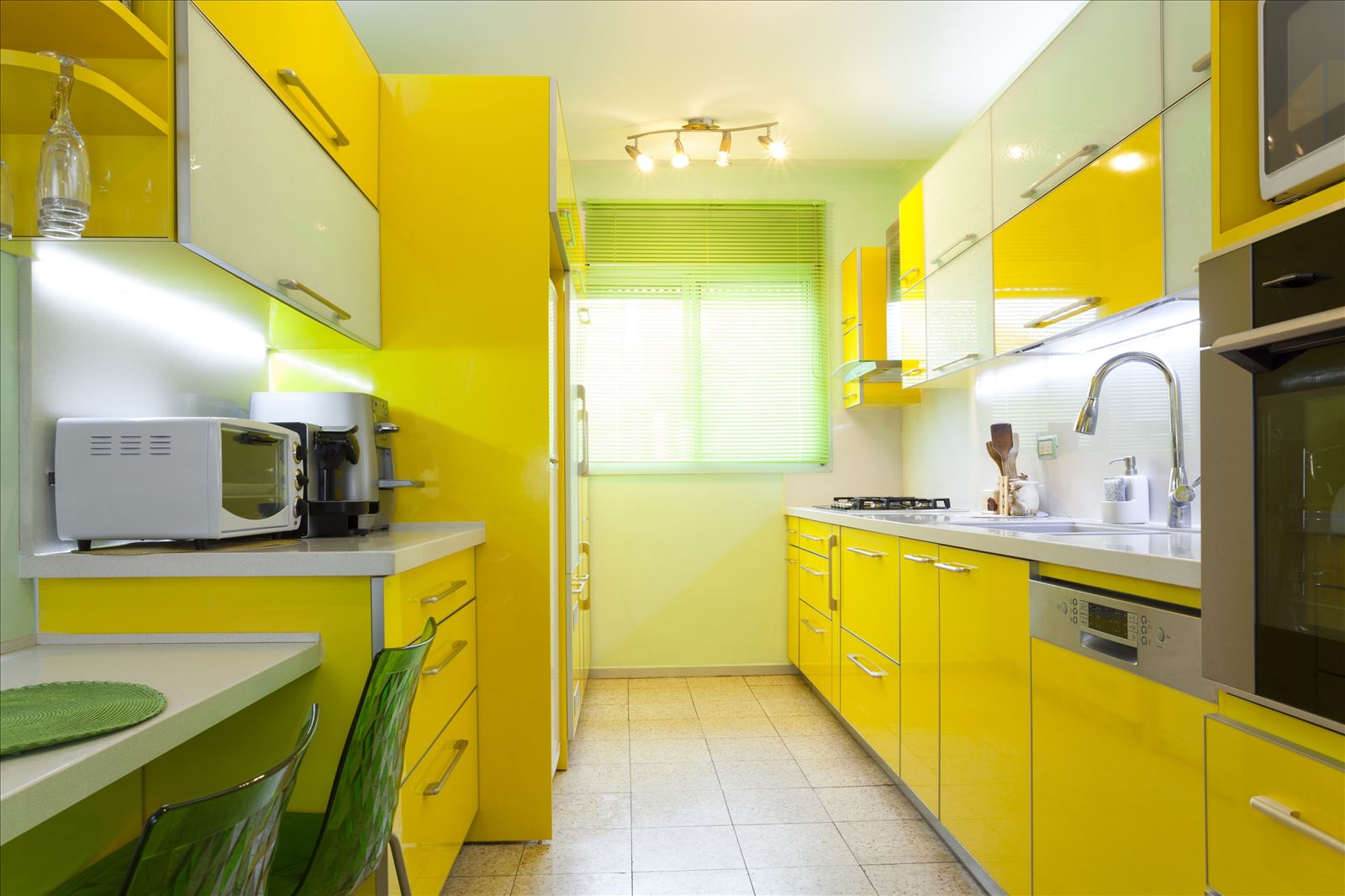 การตกแต่งภายในห้องครัวสีเขียว (19 รูป): ตัวเลือกการออกแบบที่ทันสมัย