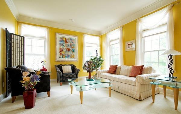 Gezellige woonkamer met gele muren: 4 regels voor succes