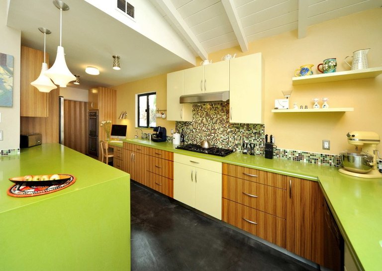 Šviesiai žalios spalvos virtuvės dizainas: interjero detalės